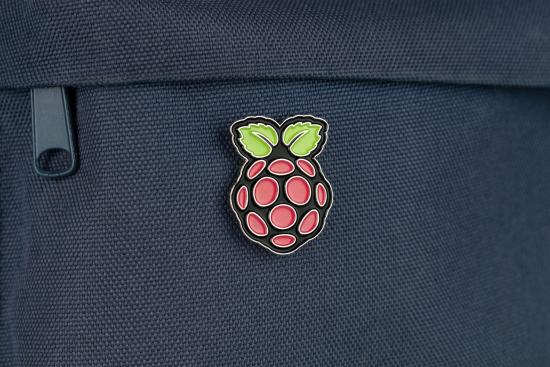 Raspberry Pi Badge / Ansteckpin, Retro Style